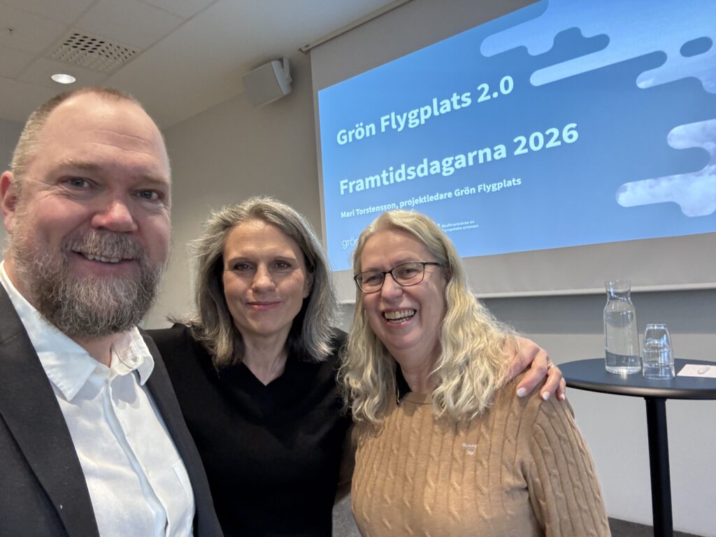Öppning av Framtidsdagarna med Grön Flygplats. Foto och i vänster i bild Johan Erlandsson, sen Anna Soltorp och Mari Torstensson, alla i projektledningen för Grön Flygplats